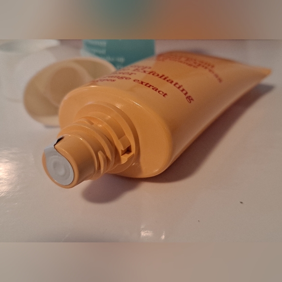 CLARINS travel cleanser & eye makeup remover with mesh zip bag - Picture 5 of 7